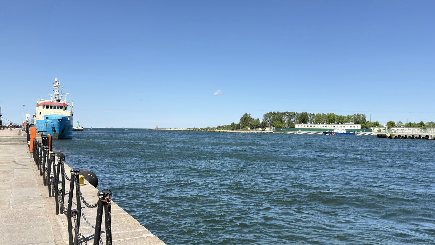 Bulwar w Nowym Porcie — widok na Martwą Wisłę i Westerplatte